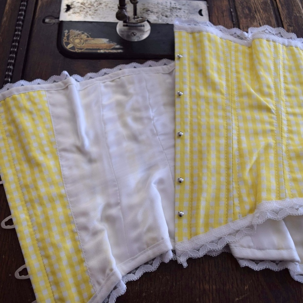 Underbust Corset with Tier Skirt - Picture 2 of 8